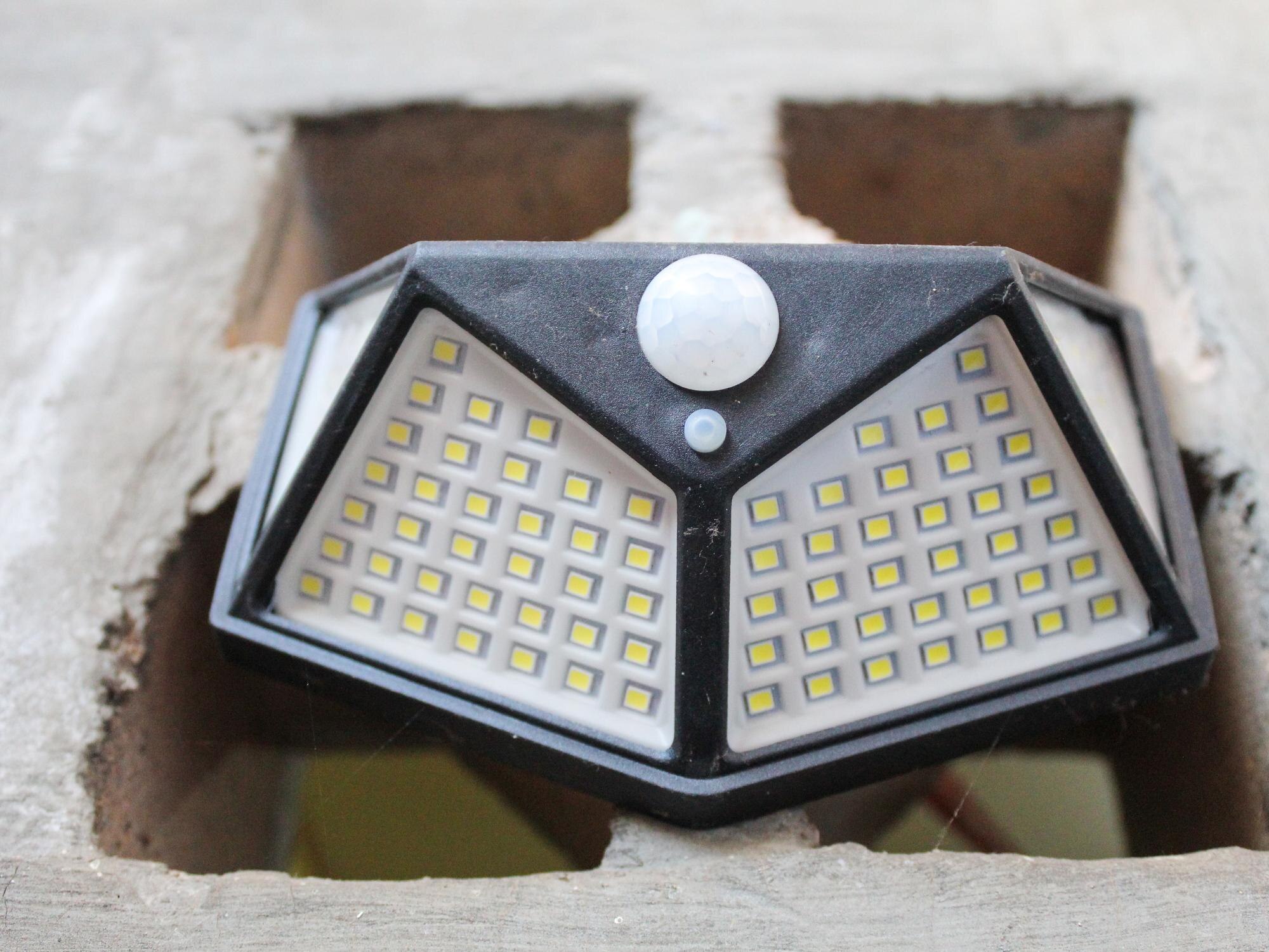 Światła awaryjne zasilane energią słoneczną wiszące na ścianie