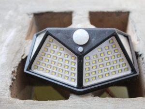 Światła awaryjne zasilane energią słoneczną wiszące na ścianie