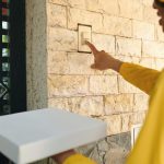 Kurier z pizzą dzwoniącym dzwonkiem.