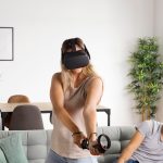 Kobieta ze średnim strzałem bawiąca się okularami vr