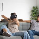 Kobieta w okularach vr na kanapie średni strzał