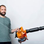 Człowiek obsługujący Cięgno silnika i narzędzie do dmuchawy powietrza .,