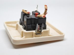 Uszkodzone końcówki elektryczne ujawniają przewody wewnątrz