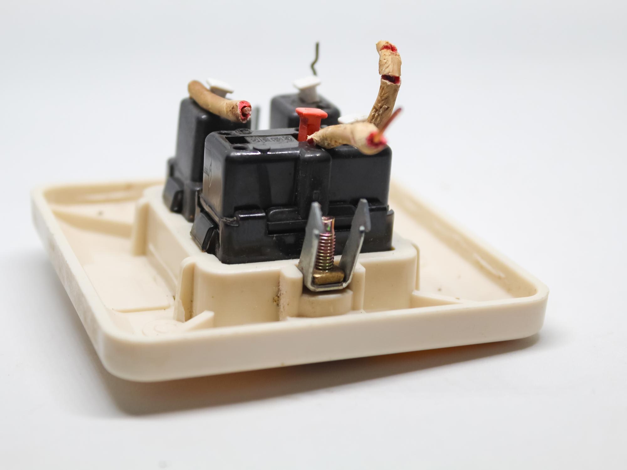 Uszkodzone końcówki elektryczne ujawniają przewody wewnątrz