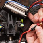 Rc radio control car crawler model zabawka naprawa elektroniki. Zielona zabawka suv w miejscu pracy warsztatu, wolna przestrzeń