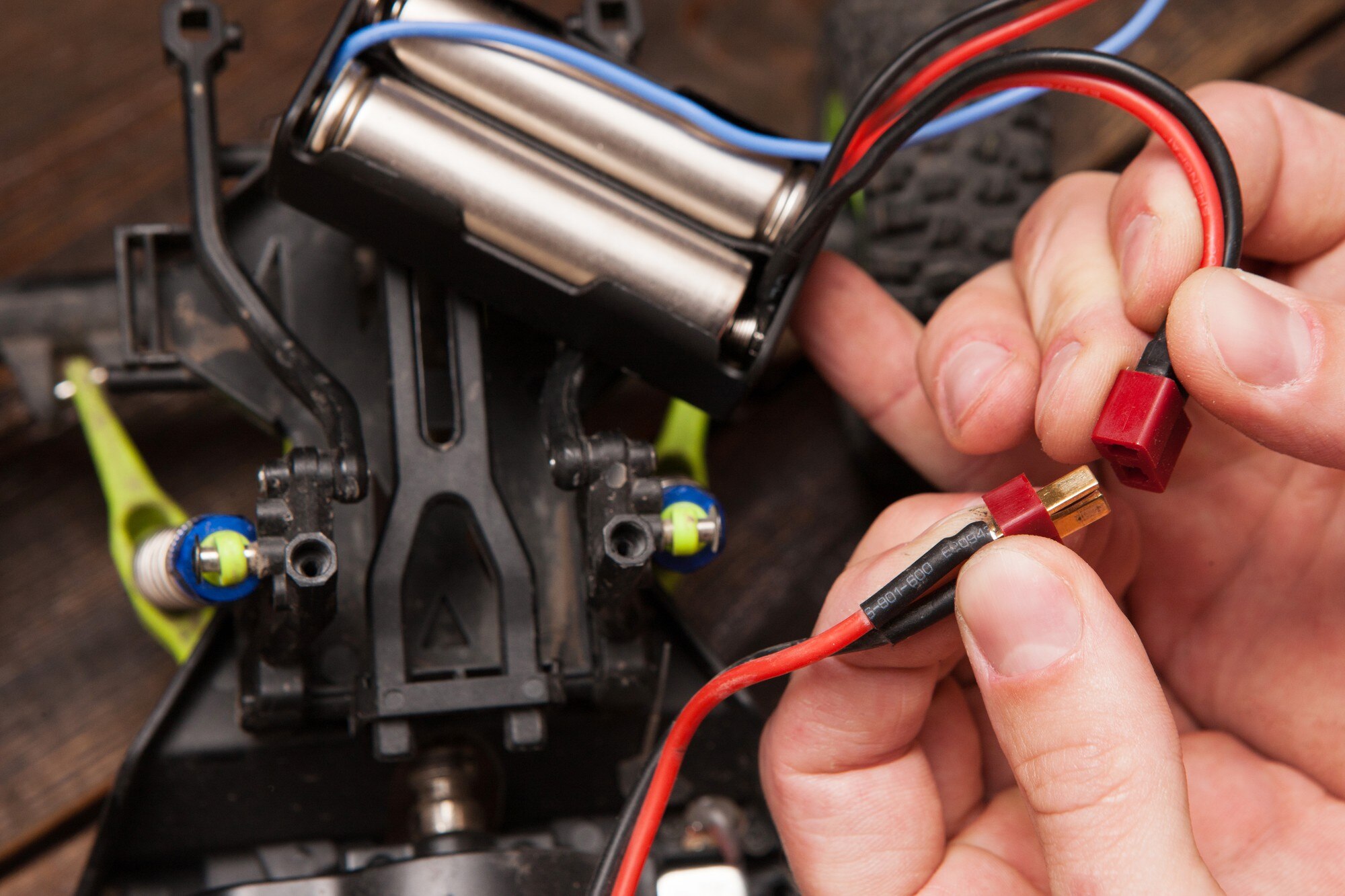 Rc radio control car crawler model zabawka naprawa elektroniki. Zielona zabawka suv w miejscu pracy warsztatu, wolna przestrzeń