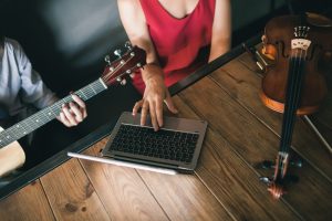 Szkoła muzyczna online. młodzi ludzie uczą się grać na instrumentach poprzez