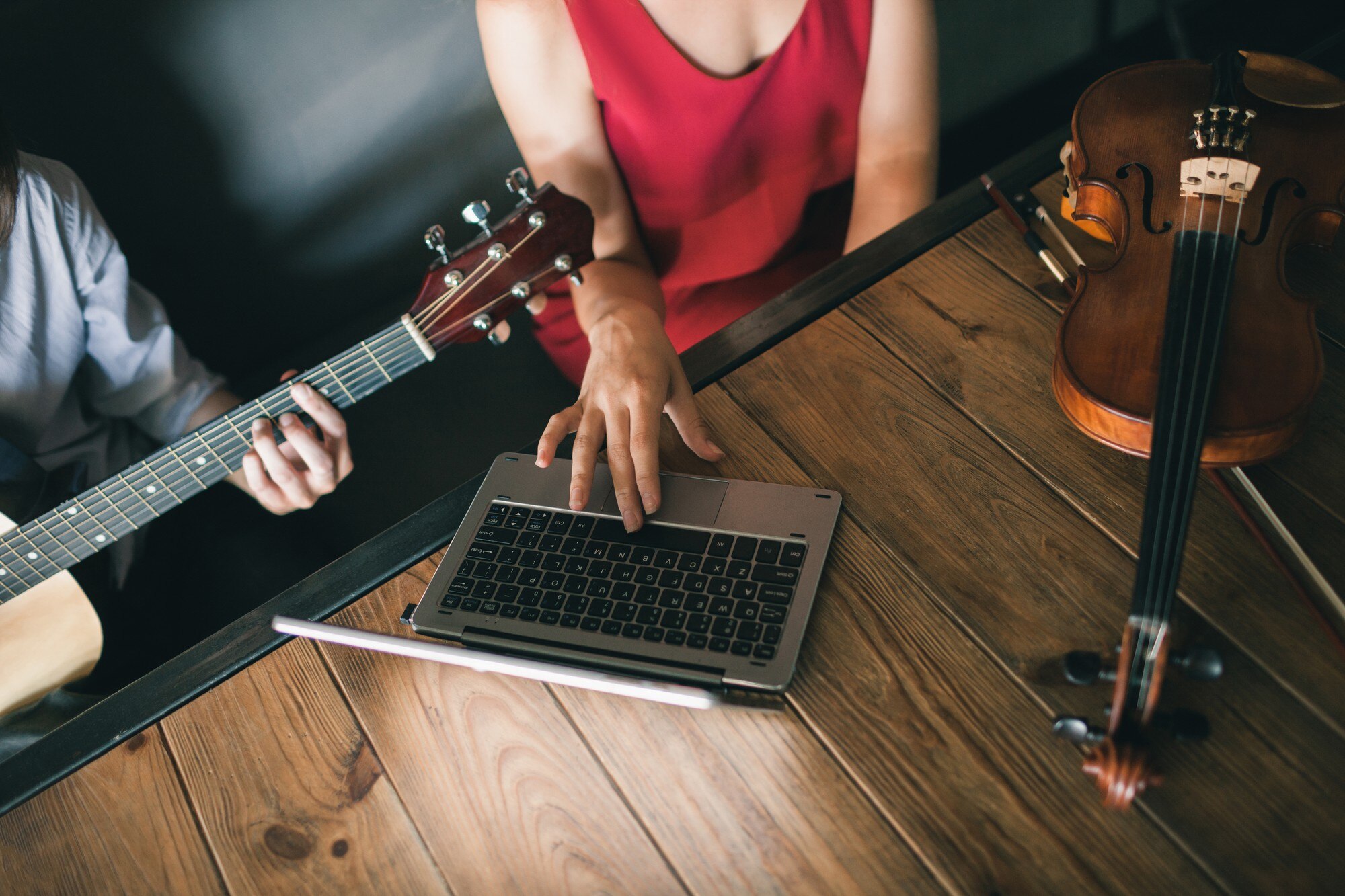 Szkoła muzyczna online. młodzi ludzie uczą się grać na instrumentach poprzez