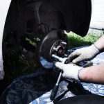 naprawy samochodów. Zmiana koła.kierowca zmienia koło w samochodzie