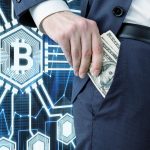 Człowiek wkładający dolarowe banknoty do kieszeni bitcoin