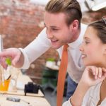 Fotografia redaktorzy patrzeje ekran komputerowego w biurze