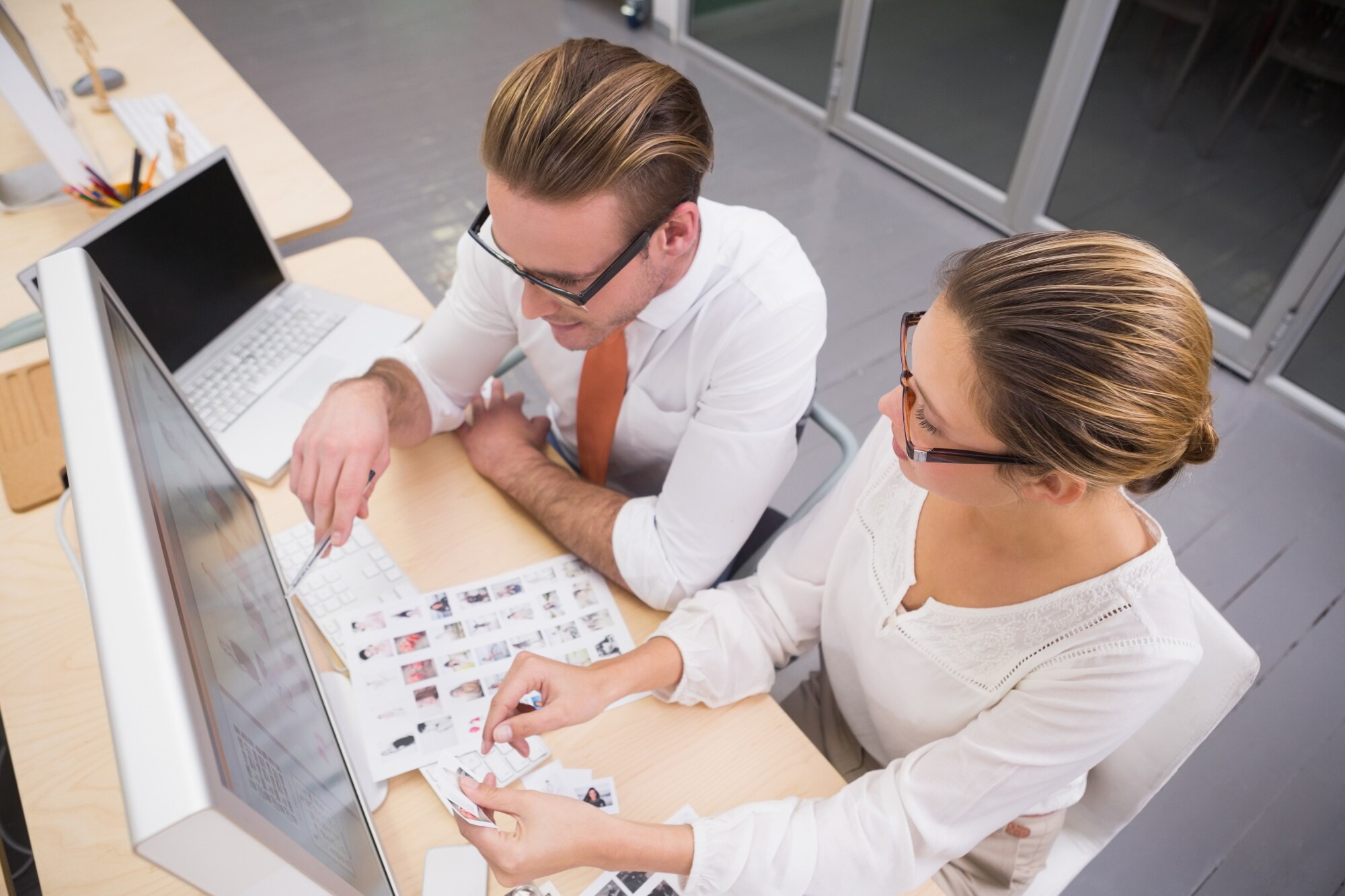 Skoncentrowani przypadkowi fotografii redaktorzy przy pracą w biurze