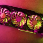 Wydajna karta graficzna z trzema wentylatorami i futurystycznym czerwonozielonym podświetleniem neonowym