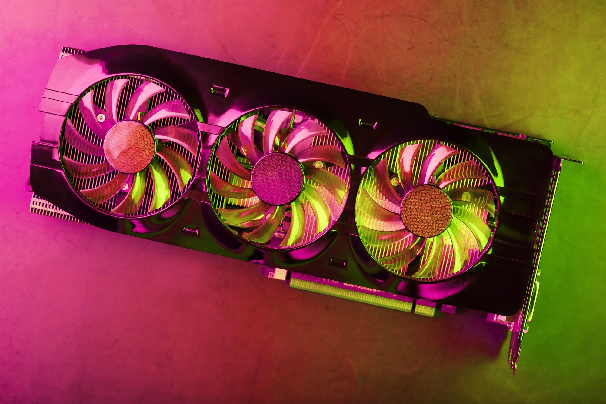 Wydajna karta graficzna z trzema wentylatorami i futurystycznym czerwonozielonym podświetleniem neonowym