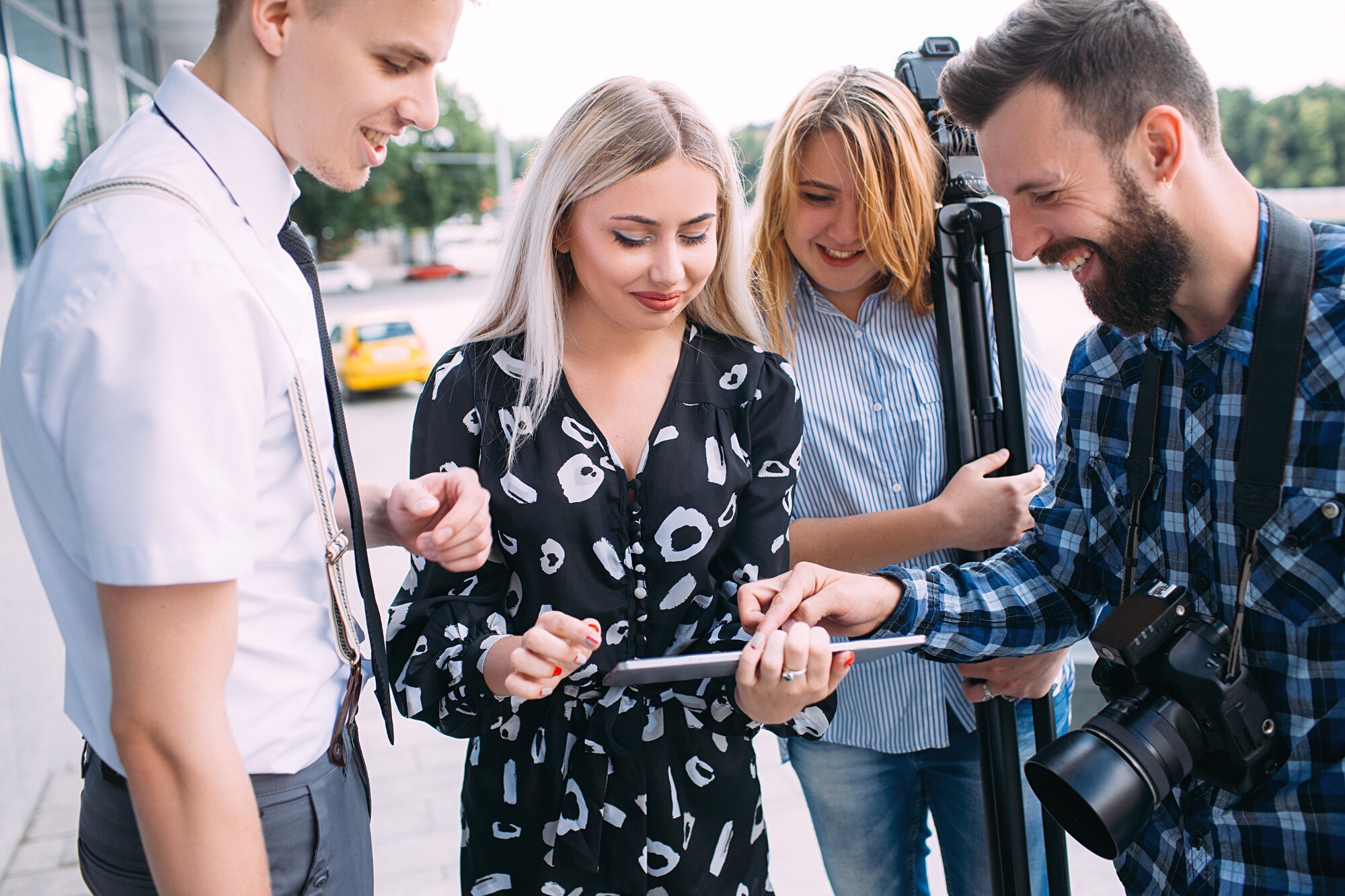 Zabawna fotografia komunikacji w pracy zespołowej