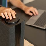 Mężczyzna używający inteligentnego głośnika