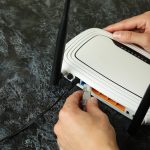 Koncepcja połączenia Wi - fi na czarnym stole smokey, z bliska