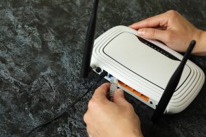 Koncepcja połączenia Wi - fi na czarnym stole smokey, z bliska