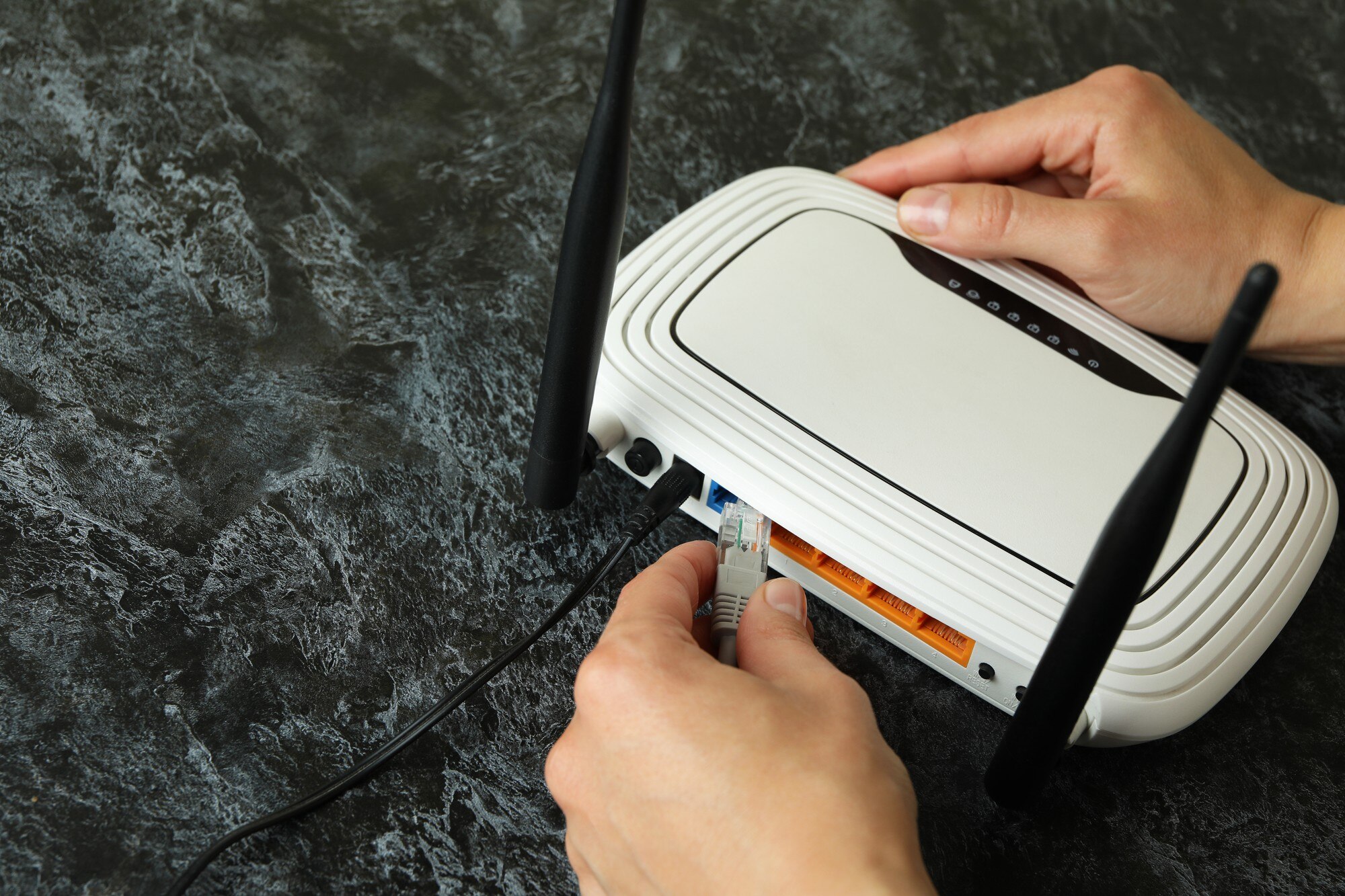 Koncepcja połączenia Wi - fi na czarnym stole smokey, z bliska