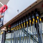 Inspektor sprawdza rzeczywisty poziom napięcia wyjściowego falownika;