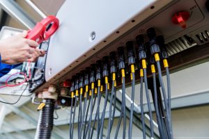 Inspektor sprawdza rzeczywisty poziom napięcia wyjściowego falownika;