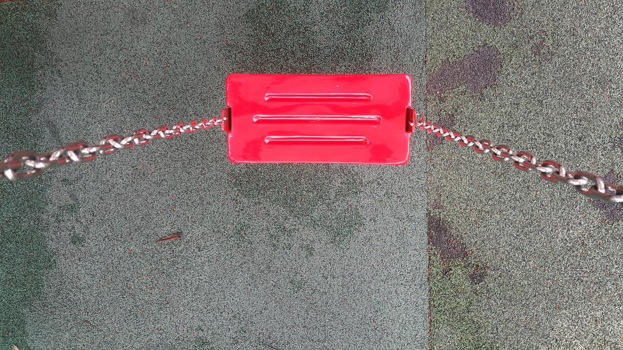 Wysoki kąt widoku huśtawki w parku