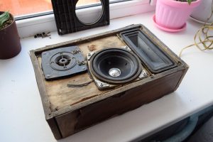 Wysoki kąt widoku głośnika na stole w domu