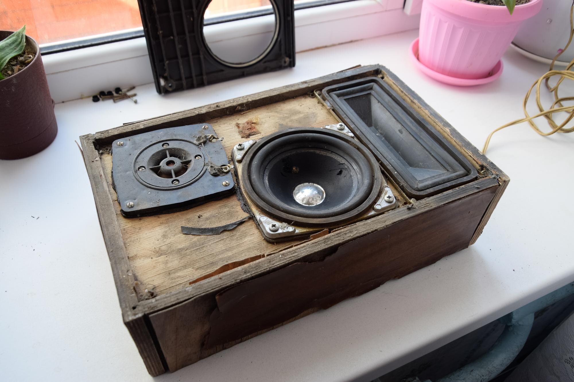 Wysoki kąt widoku głośnika na stole w domu