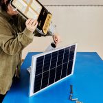 Światła uliczne oświetlenia słonecznego na zewnątrz podczas instalacji skrętu mocującego połączenie z uchwytem montażowym