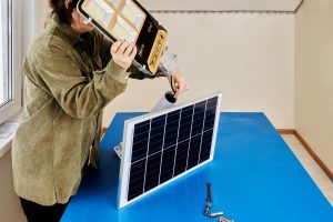 Światła uliczne oświetlenia słonecznego na zewnątrz podczas instalacji skrętu mocującego połączenie z uchwytem montażowym