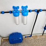 Pokój użyteczności publicznej, w którym znajduje się zbiornik z pęcherzem wodnym i filtry oczyszczające dla zimnej wody pitnej systemu zaopatrzenia w wodę domową