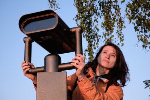 Kobieta używa lornetki panoramicznej