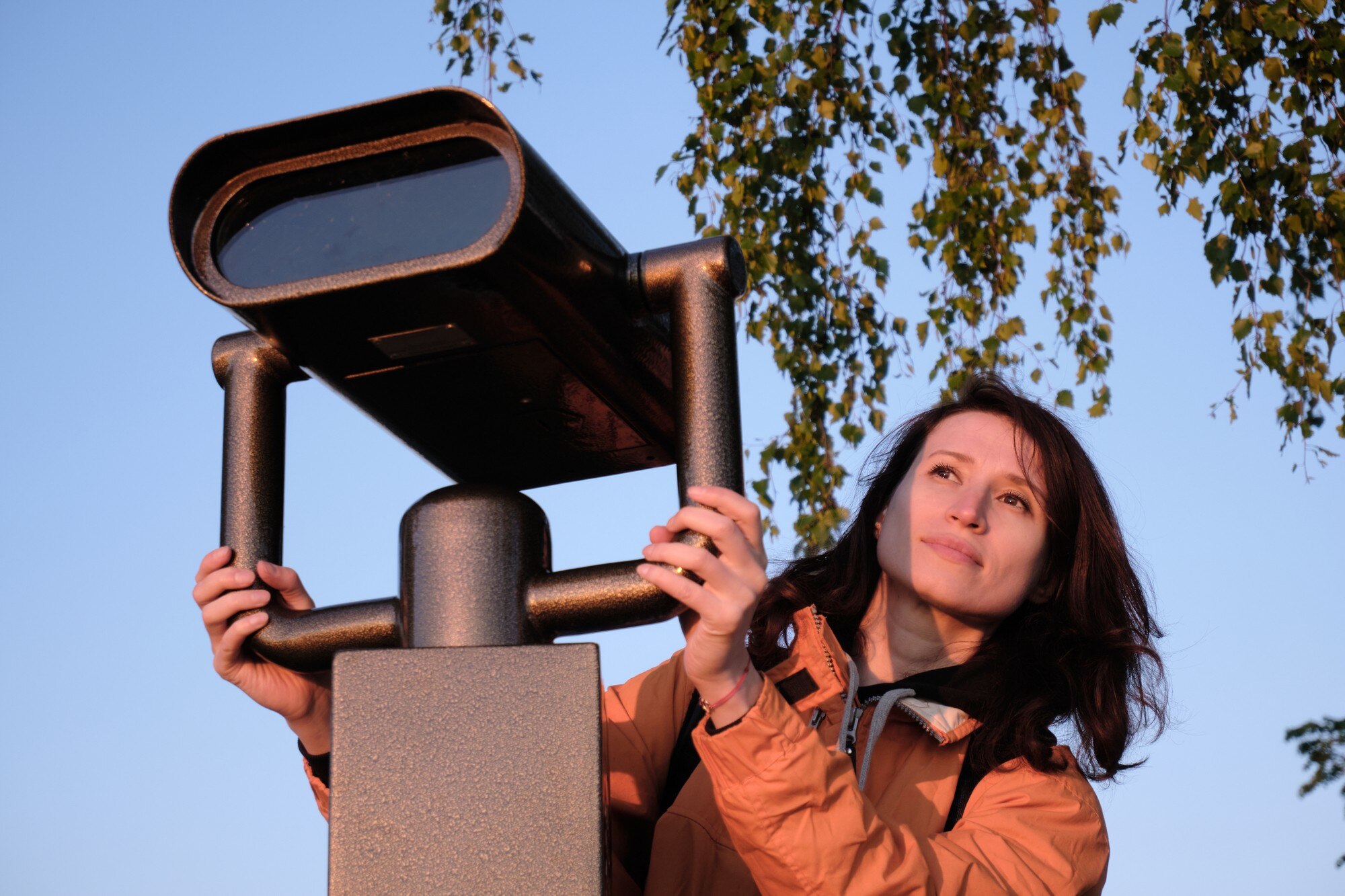 Kobieta używa lornetki panoramicznej