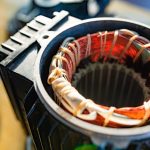 Zbliżenie z boku wiązki drutu wystającej z niezidentyfikowanego plastikowego sprzętu w produkcji