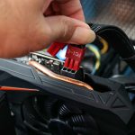 Zamknij męskie dłonie wetknij kabel zasilający do złącza karty graficznej 6-stykowe złącze PCIE