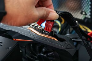 Zamknij męskie dłonie wetknij kabel zasilający do złącza karty graficznej 6-stykowe złącze PCIE