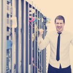 Młody inżynier w serwerowni centrum danych.