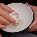 Ręczna wymiana zwykłej żarówki na LED w domu