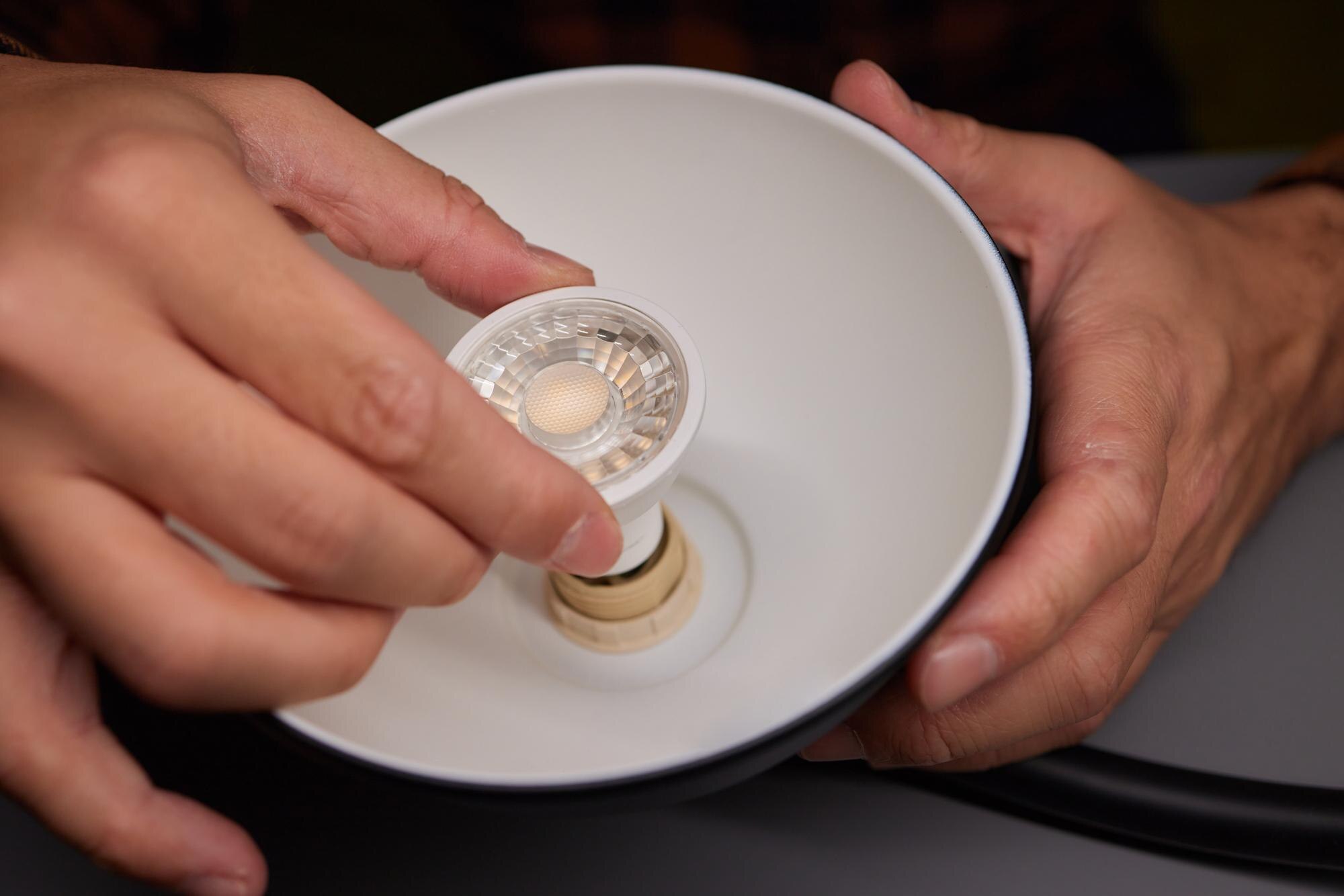 Ręczna wymiana zwykłej żarówki na LED w domu