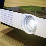 Zamknij się projektor komputerowy na stole konferencyjnym.