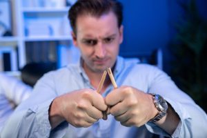 Stresowe wypalenie poważnego biznesmena niszczące ołówek za uwolnienie złych emocji w nadmiarze pracy z partnerem Koncepcja obciążenia pracą do rozwiązania problemu w niebieskim świetle neonowym miejsca pracy Sprzedawalne