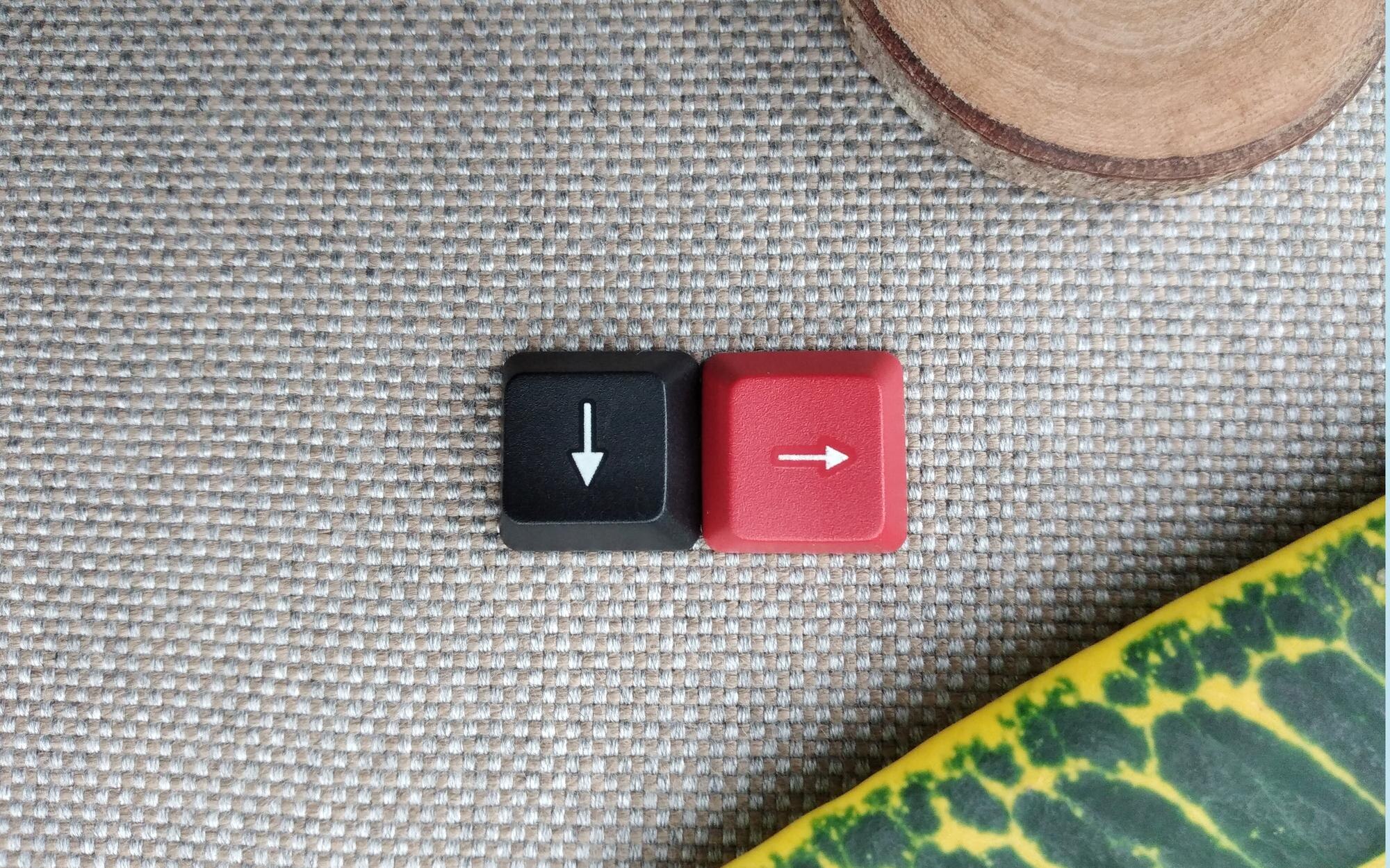 Czarny i czerwony przycisk na szarym tle