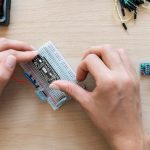 Wynalazczyni tworząca w swoim warsztacie