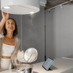 Kobieta gotuje w nowoczesnej kuchni