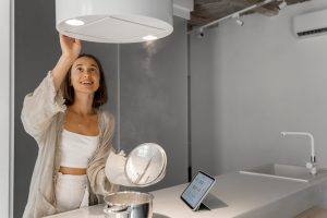 Kobieta gotuje w nowoczesnej kuchni