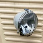 Zbliżenie reflektora na starym samochodzie wskazuje na płytką głębokość pola