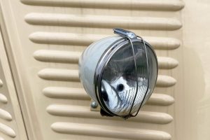 Zbliżenie reflektora na starym samochodzie wskazuje na płytką głębokość pola