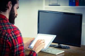 Modnisia biznesmen pracuje na jego pastylka komputerze osobistym