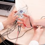 Badanie nerwów pacjenta za pomocą elektromiografii w centrum medycznym