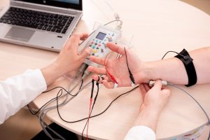 Badanie nerwów pacjenta za pomocą elektromiografii w centrum medycznym